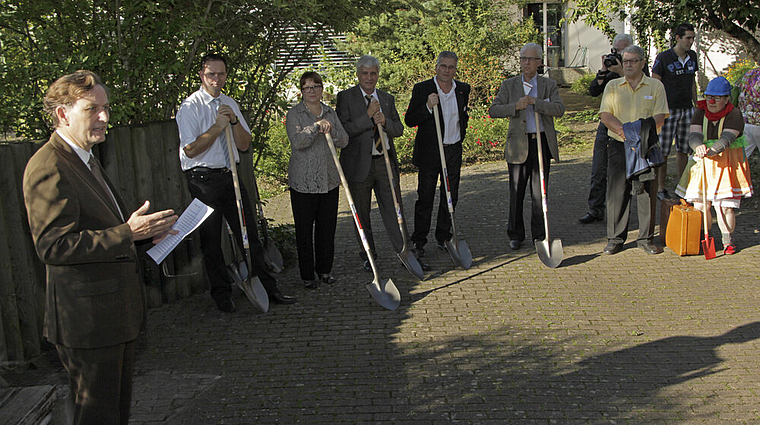 Der Architekt hat das Wort: Matthias Ackermann (l.) gibt seine Gedanken zum neuen Rosengarten an die Gäste weiter. Im Hintergrund das Spatenstichkommando mit (v. l.): Michael Rosenberg, Leiter Rosengarten und Zentrum Passwang; Cécile Jenzer, Präsi