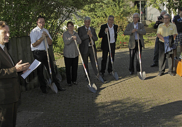 Der Architekt hat das Wort: Matthias Ackermann (l.) gibt seine Gedanken zum neuen Rosengarten an die Gäste weiter. Im Hintergrund das Spatenstichkommando mit (v. l.): Michael Rosenberg, Leiter Rosengarten und Zentrum Passwang; Cécile Jenzer, Präsi