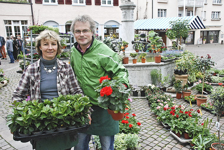 Umweltverschönerung: Maja und Jean-Jacques Welz präsentieren beim Dorfbrunnen Geranien (Pelargonien) und andere Blumen. Foto: Thomas Brunnschweiler