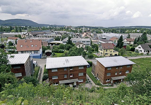Altlasten: Der Kanton fordert von den Liegenschaftsbesitzern am Mattenweg (Vordergrund) bei der Sanierung ihrer – durch die Swissmetal – kontaminierten Gärten eine finanzielle Beteiligung. Foto: Lukas Hausendorf