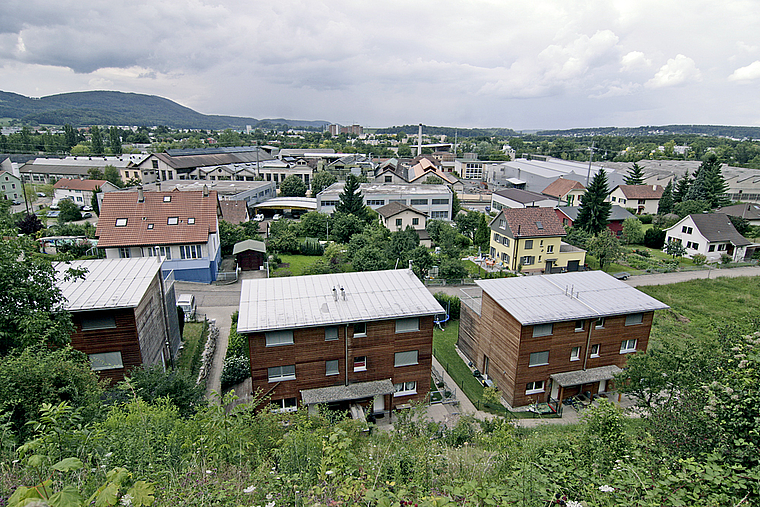 Altlasten: Der Kanton fordert von den Liegenschaftsbesitzern am Mattenweg (Vordergrund) bei der Sanierung ihrer – durch die Swissmetal – kontaminierten Gärten eine finanzielle Beteiligung. Foto: Lukas Hausendorf