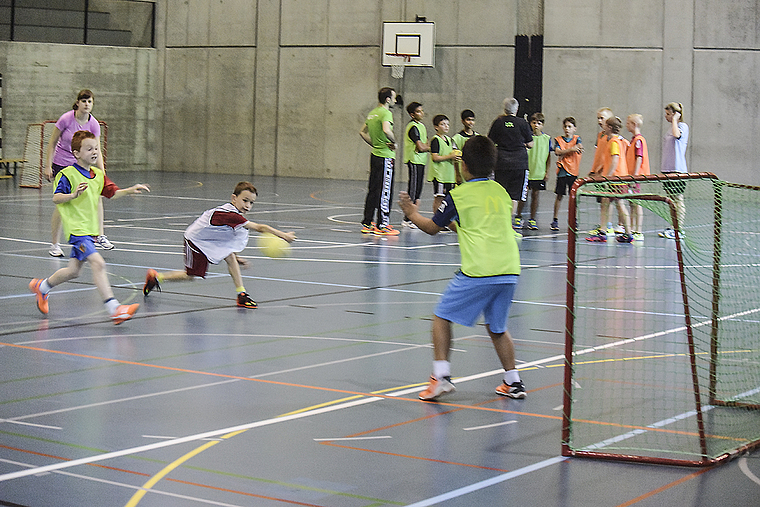 Wurftraining und Torwarttest: Die Ferienkinder haben einen tollen Einblick in den Handballsport bekommen. Foto: Bea Asper