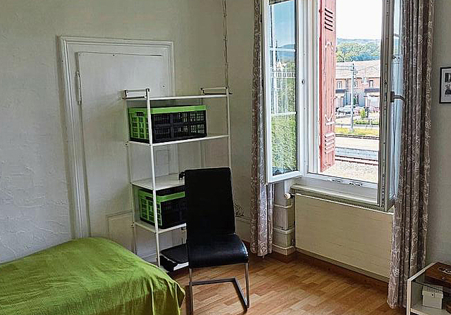 Zweckmässig und gemütlich eingerichtet: Eines der Zimmer im LaufeHuus, das insgesamt bis zu sechs Personen ein Bett auf Zeit bietet. Foto: Melanie Brêchet