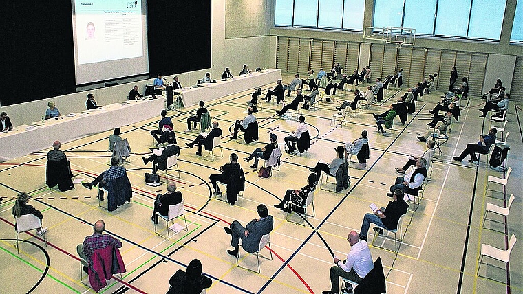 Corona-Abstand einhalten: Die Gemeindeversammlung fand ausnahmsweise in der MZH Serafin in Laufen statt. Foto: Jürg Jeanloz