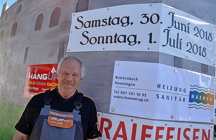 <em>Man spannt zusammen in Zullwil: </em> OK-Präsident und Carrossier Walter Stebler feilt mit seinem breit abgestützten 12-köpfigen OK am dritten Mittelalterfest auf dem Schloss Gilgenberg.Foto: Roland Bürki