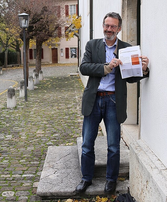 <em>«Freiheit und Krisis»: </em>Matthias Bertschinger zeigt den Flyer zum Buch, welches am 18. Dezember erscheint.Foto: Gaby walther