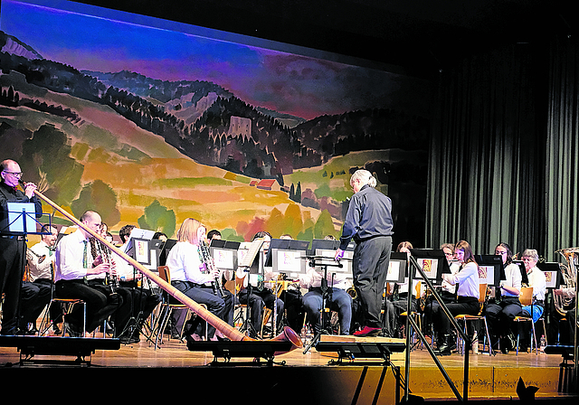 Von Pepe Lienhard: Iwan Nussbaumer (Alphorn) und die MV Konkordia Nunningen spielen «Swiss Lady». Foto: Thomas Brunnschweiler