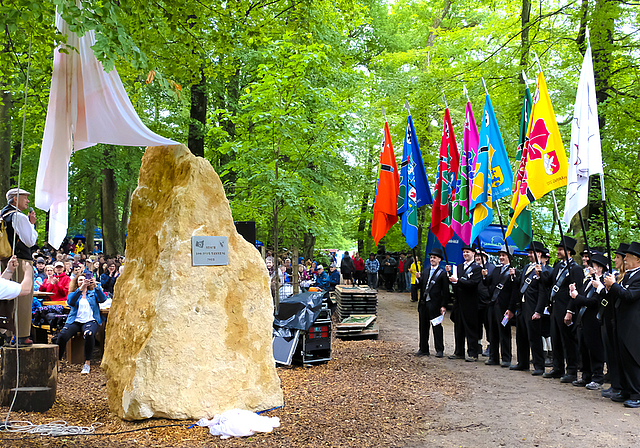 Enthüllung des «Aescher Matterhorns»: Thomas Schmidli (l.) hebt im Beisein von Bannerherren und -damen sowie dem Aescher Banntagsvolk das Tuch über dem Jahrhundertstein, der künftig die Fahnenburg sein wird.  Fotos: Thomas Brunnschweiler
