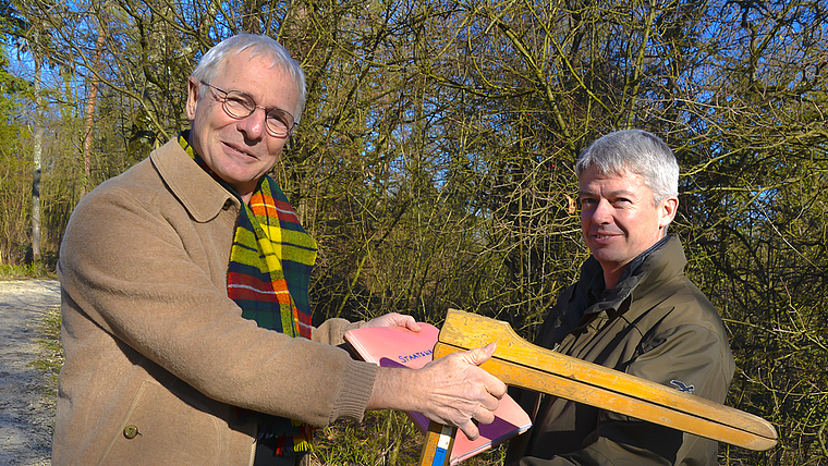 Symbolische Amtsübergabe: Martin Roth (l.) überreicht seinem Nachfolger Peter Tanner die bewährte alte Messkluppe des Kreisforstamtes Dornach. Foto: Roland Bürki