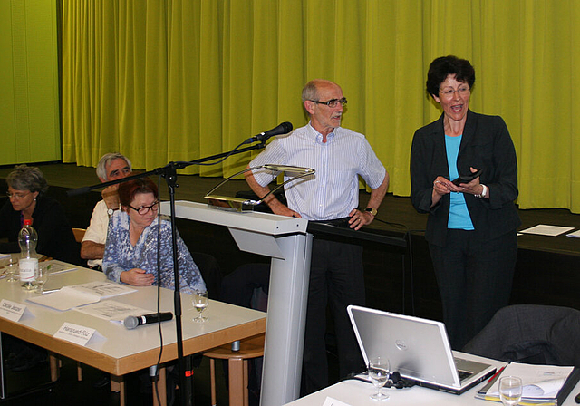 Ehrung zum Rücktritt: Juliana Nufer und das zurückgetretene Vorstandsmitglied Hansruedi Ritz.   Foto: Thomas Immoos