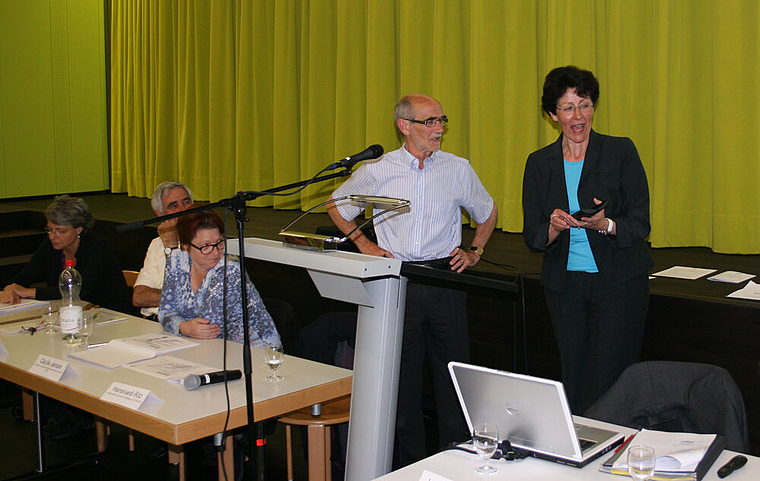 Ehrung zum Rücktritt: Juliana Nufer und das zurückgetretene Vorstandsmitglied Hansruedi Ritz.   Foto: Thomas Immoos