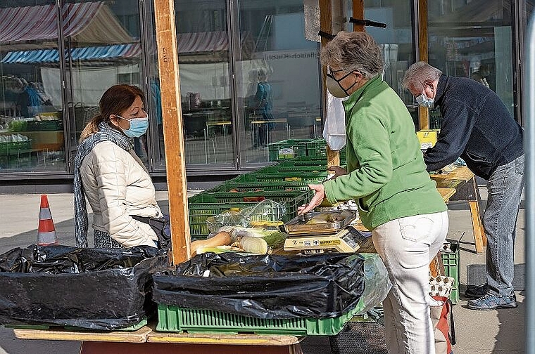 Wichtiger Treffpunkt: Der jeweils am Freitag auf dem Gemeindehausplatz stattfindende Frischwarenmarkt wird auch als Ort der Begegnung geschätzt. Foto: Heiner Leuthardt