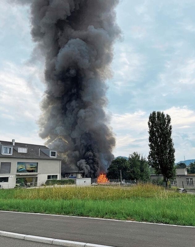 Weit zu sehen: Nach der Explosion und während des Brands steigt schwarzer Rauch auf. Fotos: Kantonspolizei Solothurn