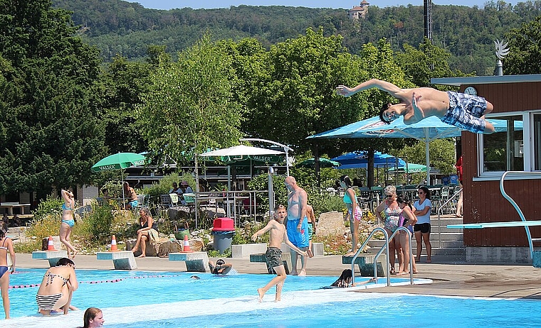 <em>Sprung in die Sommerferien: </em>Die Badis im Birseck und im Dorneck erwarten zahlreiche Sommergäste<em>.Foto: Axel Mannigel</em>