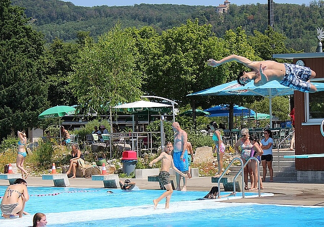 <em>Sprung in die Sommerferien: </em>Die Badis im Birseck und im Dorneck erwarten zahlreiche Sommergäste<em>.Foto: Axel Mannigel</em>