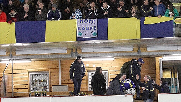 Jubel: Der Staff mit Amsler vorne an der Bande bejubelt wie die Fans den Erfolg gegen die Argovia Stars. Foto: eh-press