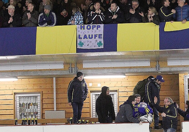 Jubel: Der Staff mit Amsler vorne an der Bande bejubelt wie die Fans den Erfolg gegen die Argovia Stars. Foto: eh-press 