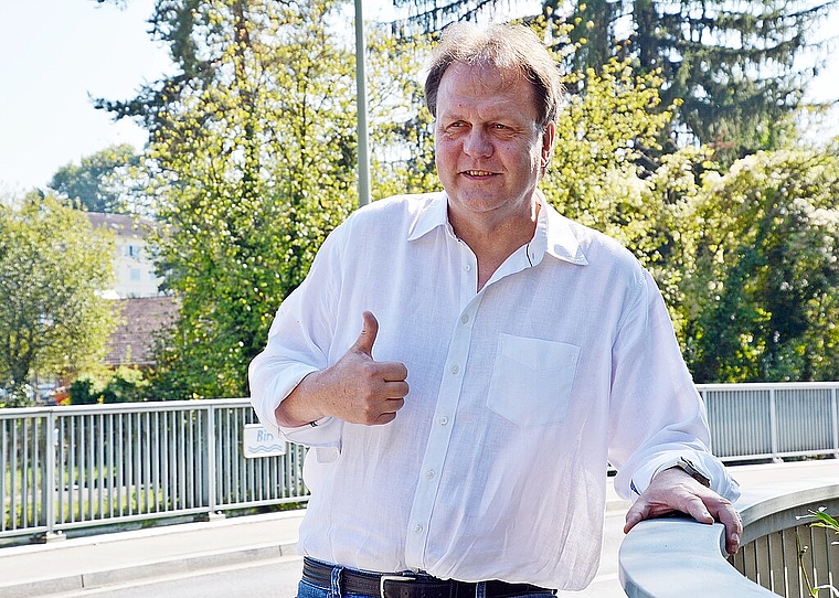 «Pièce de Résistance»: Roland Moser, Sprecher des Komitees, auf der Naubrücke, die nun nicht verschoben wird.