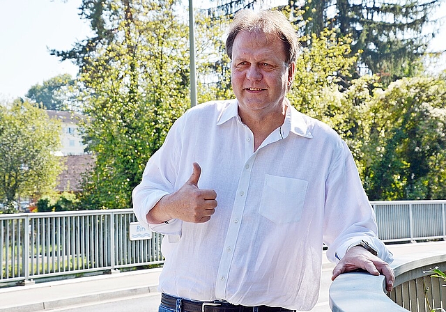 «Pièce de Résistance»: Roland Moser, Sprecher des Komitees, auf der Naubrücke, die nun nicht verschoben wird.
