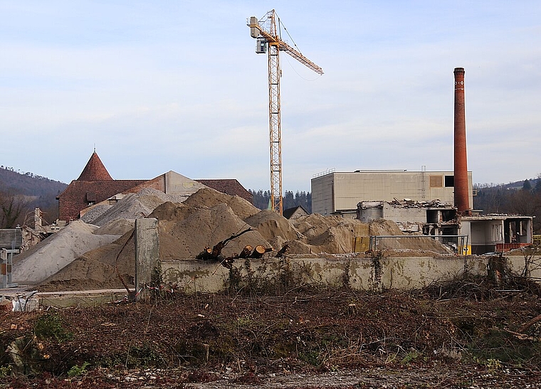 <em>Wahrzeichen: </em>Der Kamin der ehemaligen Papierfabrik steht unter Denkmalschutz und soll stehen bleiben.Foto: Gaby Walther