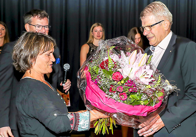 Ehrung auch durch die Gemeinde: Eveline Sprecher und Andreas Spindler (verdeckt) bedanken sich im Namen des Gemeinderats bei Werner Schmid für sein Wirken im Sport und für Aesch darüber hinaus.  Foto: Christoph Jermann