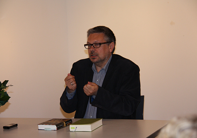 Beantwortet Fragen: Michail Schischkin in der Galerie Alts Schlachthuus.  Foto: Gaby Walther