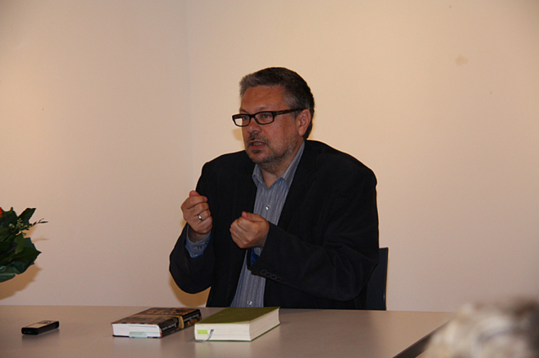 Beantwortet Fragen: Michail Schischkin in der Galerie Alts Schlachthuus. Foto: Gaby Walther