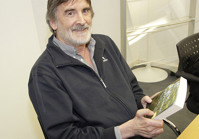 Peter Hufschmid: Hält sein neustes Werk in Händen.  Foto: Martin Staub