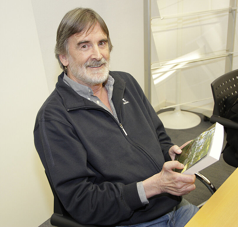 Peter Hufschmid: Hält sein neustes Werk in Händen. Foto: Martin Staub