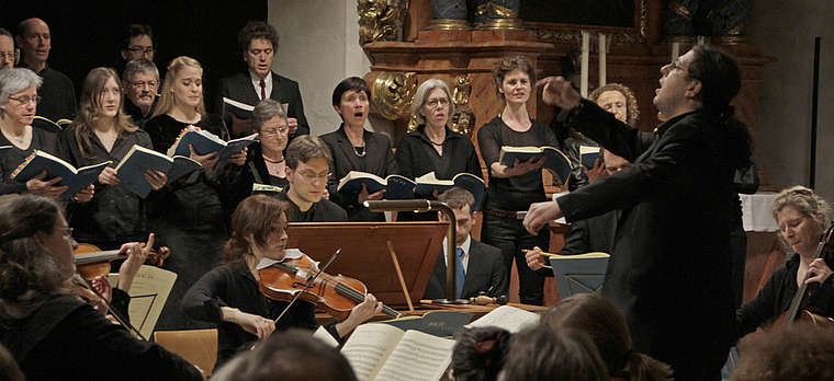 Musikalische Einheit: Dirigent Mark Kölliker schweisste Orchester, Solisten und Chor zu einem Gesamtwerk zusammen. Foto: Martin Staub