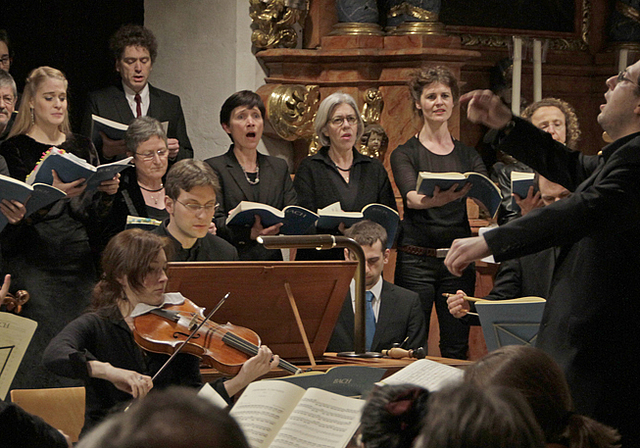 Musikalische Einheit: Dirigent Mark Kölliker schweisste Orchester, Solisten und Chor zu einem Gesamtwerk zusammen.  Foto: Martin Staub