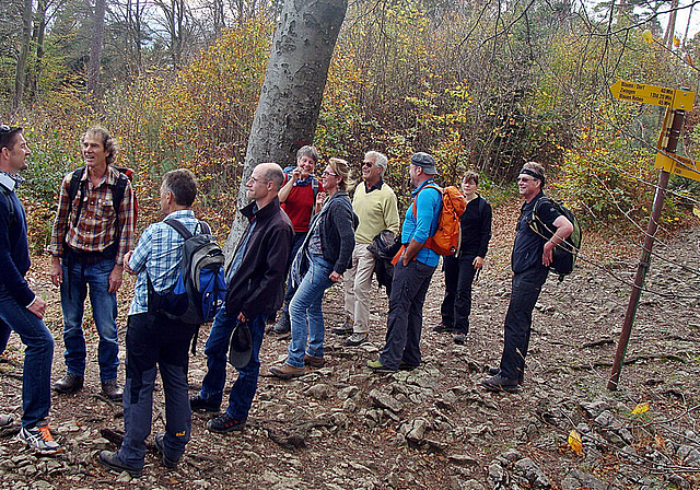 Genussvoll wandern: Buchautor Franz Walther (3. v. l.), der neue Präsident von Kanton Solothurn Tourismus, Walter Straumann (4. v. r.), Mitautoren und Journalisten auf dem Kulturweg Via Surprise zwischen Mariastein und Aesch.   Foto: Roland Bürki