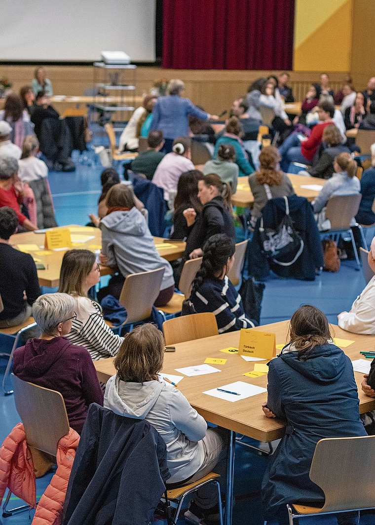 Diverses Publikum: Neben eingeladenen Fachpersonen fanden auch viele junge Eltern den Weg in die Weiermatthalle. Fotos: Florin Bürgler