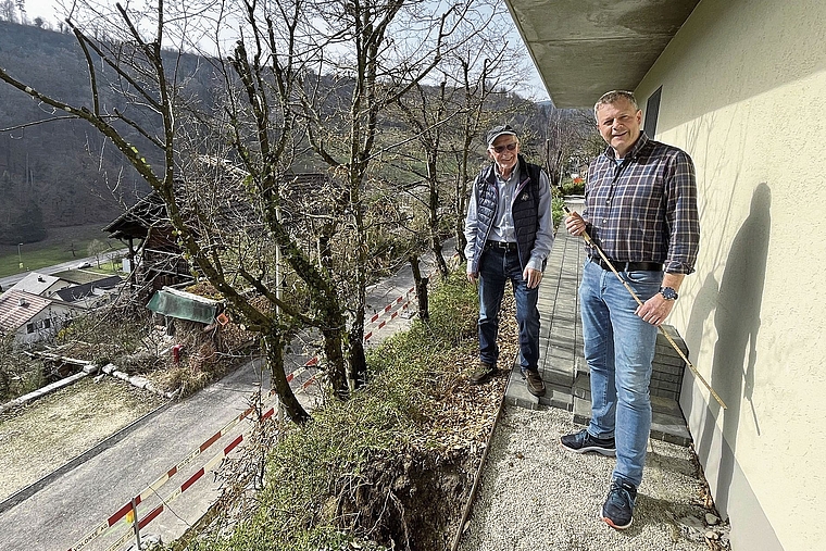 Kann nach 40 Jahren von der selbstinitiierten Fernwärme profitieren: Franz Jermann (l.). Vorne rechts der Präsident der Burgerkorporation Dittingen, Ueli Jermann. Foto: Bea Asper