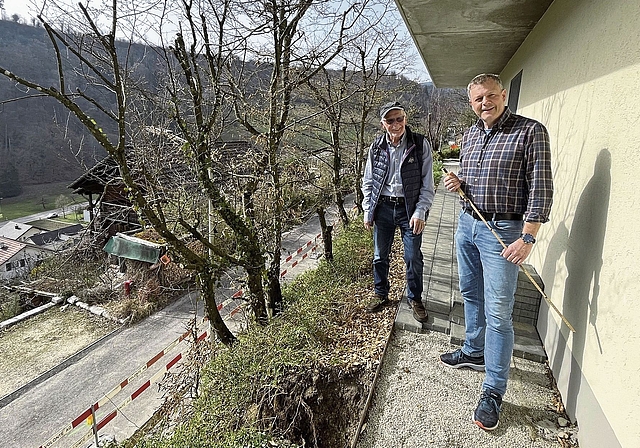 Kann nach 40 Jahren von der selbstinitiierten Fernwärme profitieren: Franz Jermann (l.). Vorne rechts der Präsident der Burgerkorporation Dittingen, Ueli Jermann. Foto: Bea Asper