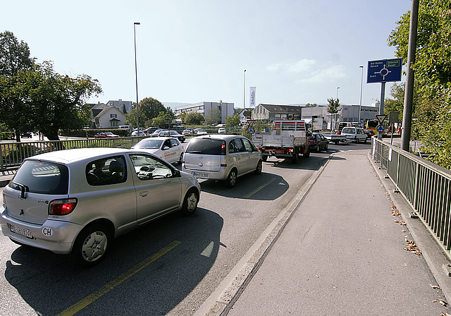 Mit dem Tram durchs Nadelöhr: Der Entwicklungsplan ELBA schlägt vor, den öffentlichen Verkehr mit einer separaten Tram-/Busspur durch die chronisch überlastete Kantonsstrasse von Dornach nach Reinach zu führen. Foto: Lukas Hausendorf