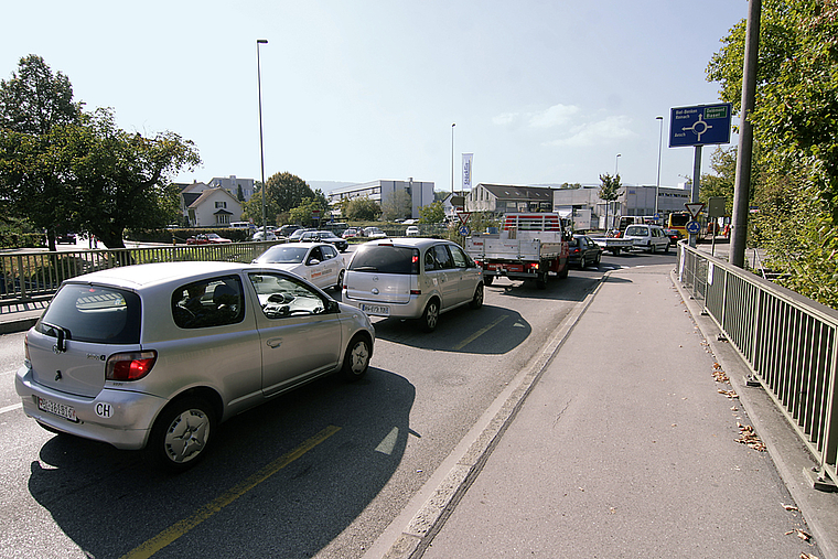 Mit dem Tram durchs Nadelöhr: Der Entwicklungsplan ELBA schlägt vor, den öffentlichen Verkehr mit einer separaten Tram-/Busspur durch die chronisch überlastete Kantonsstrasse von Dornach nach Reinach zu führen. Foto: Lukas Hausendorf