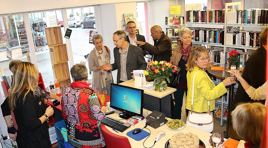 Anstossen auf das Jubiläum: In der Stedtlibibliothek wird das 30-jährige Bestehen gefeiert. Fotos: Gaby Walther
