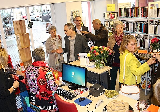 Anstossen auf das Jubiläum: In der Stedtlibibliothek wird das 30-jährige Bestehen gefeiert. Fotos: Gaby Walther