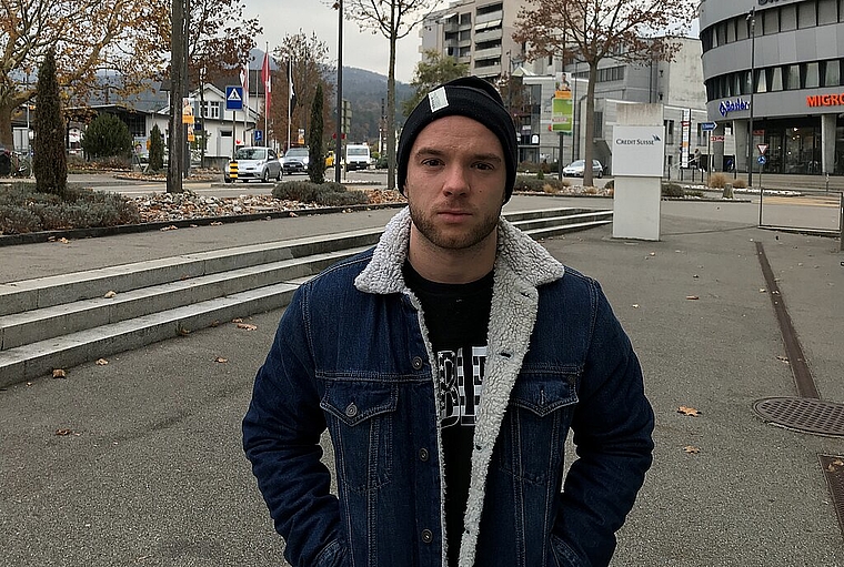 <em>Daheim im «42»: </em>Rapper Lafa alias Manuel Guntern in Laufen. Foto: peter walthard