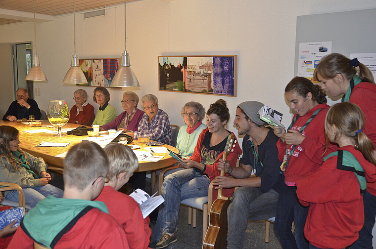 Jung und Alt gemeinsam: Beim Singen wurden Erinnerungen wach. Foto: Jay Altenbach