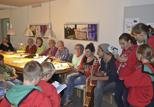Jung und Alt gemeinsam: Beim Singen wurden Erinnerungen wach.  Foto: Jay Altenbach