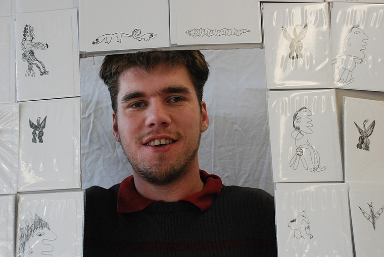 Eigenwillige und authentische Kreativität: Tobias Steiner mit seinen Unikatkarten. Foto: Brunnschweiler