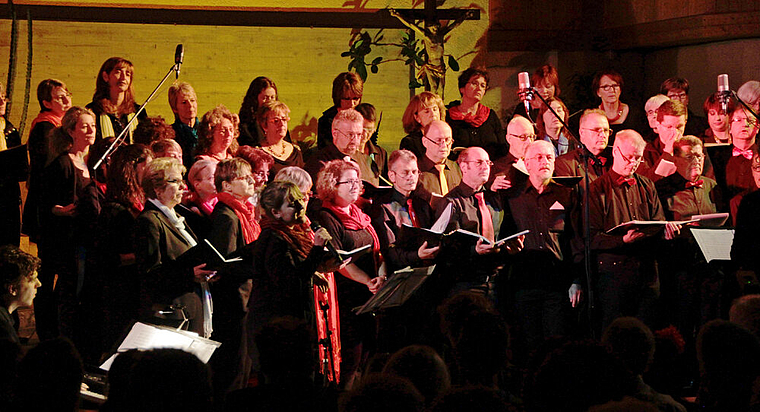 Ein starker Auftritt: Solistin Fabienne Jäggi (mit Mikrofon), Dirigentin Monika Sturm-Schmid (r.) und die 50-köpfige Sängerschar der Circle Singers. Foto: Martin Staub