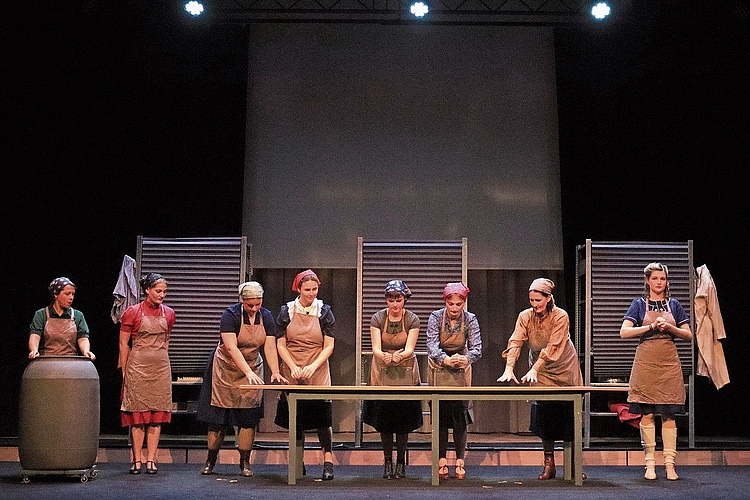Laientheater: 22 Schauspielerinnen und Schauspieler aus Arlesheim und der Region führen «Seidenstreik» im Setzwerk auf. Fotos: Désirée Bellwald