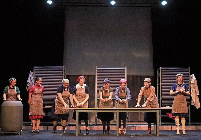 Laientheater: 22 Schauspielerinnen und Schauspieler aus Arlesheim und der Region führen «Seidenstreik» im Setzwerk auf. Fotos: Désirée Bellwald
