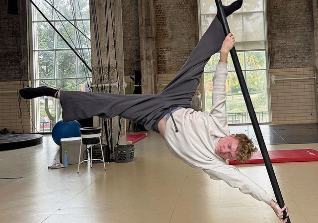 Flying Pole Training: Seit September ist Cedric Haldimann in Brüssel und trainiert  untern anderem an der fliegenden Stange. 	Foto: ZVG
