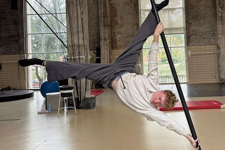 Flying Pole Training: Seit September ist Cedric Haldimann in Brüssel und trainiert untern anderem an der fliegenden Stange. Foto: ZVG
