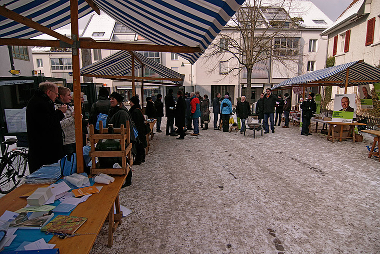 Politmarkt: Die Parteien buhlten am vergangenen Samstag auf dem Postplatz bei klirrender Kälte um Wählerstimmen. Foto: Lukas Hausendorf