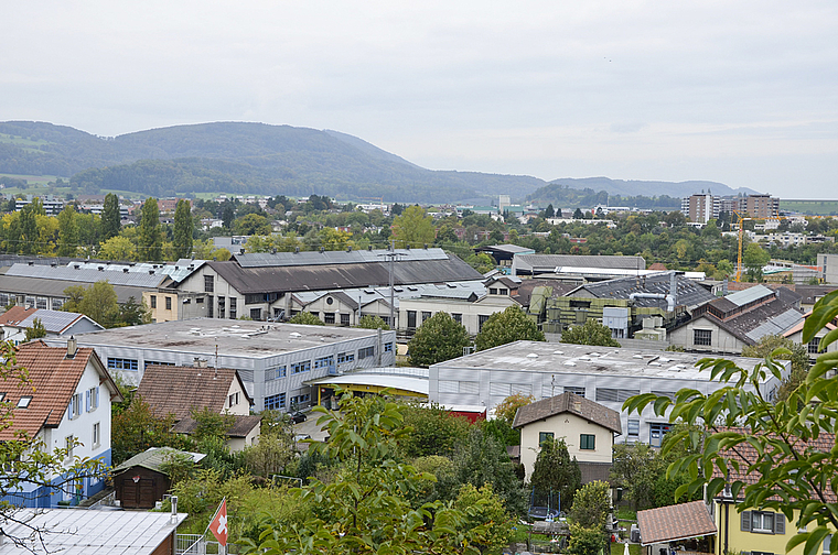 Blick von Oberdornach hinüber zur ehemaligen Swissmetal: Im räumlichen Teilleitbild Widen wird grob festgelegt, wie das 270 000 Quadratmeter grosse Entwicklungsgebiet gestaltet werden soll. Foto: Thomas Kramer